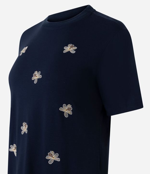 Remera en Viscosa con Flor Bordada 2