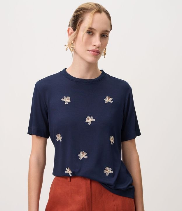 Remera en Viscosa con Flor Bordada
