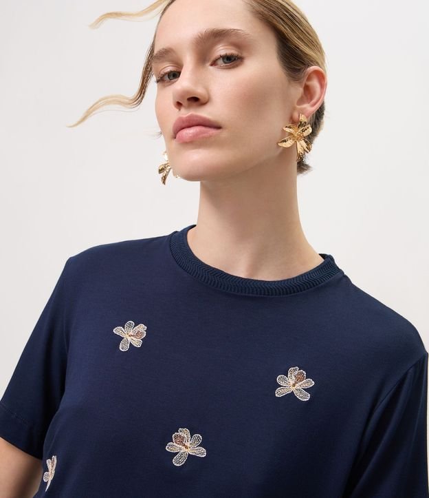 Remera en Viscosa con Flor Bordada 3