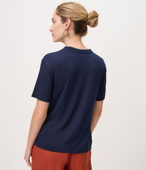 Remera en Viscosa con Flor Bordada 4