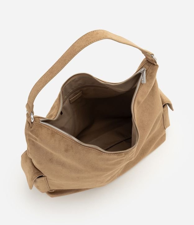 Cartera Hobo Mediana en Gamuza con Detalles Metalizados 4