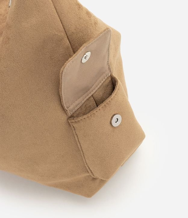 Cartera Hobo Mediana en Gamuza con Detalles Metalizados 5
