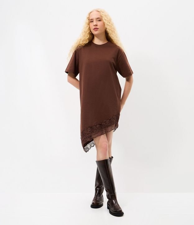 Vestido Corto en Algodón con Bajo de Encaje Asimétrico