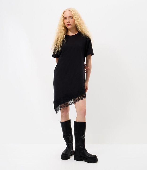 Vestido Corto en Algodón con Bajo de Encaje Asimétrico
