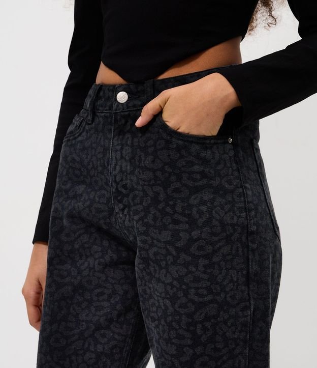 Pantalón Recto Cropped en Jeans con Cintura Alta y Estampa Animal Print 4
