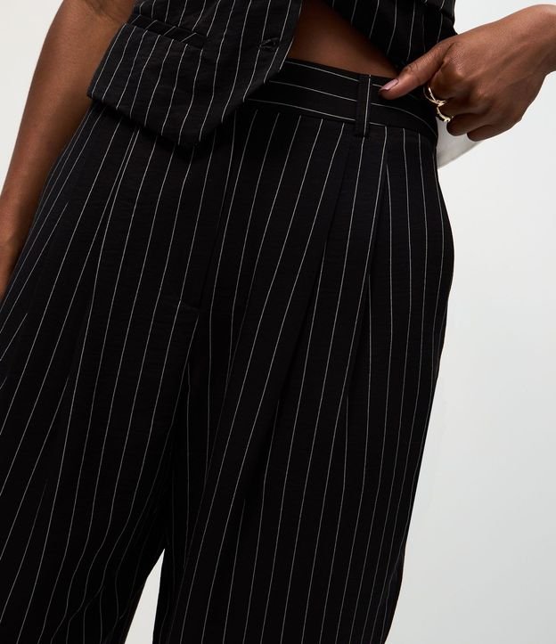 Pantalón Carrot Sastrería con Estampa Rayada 4