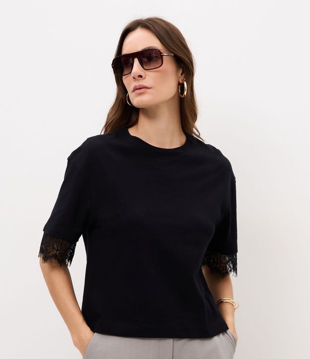 Remera en Algodón con Encaje Aplicada en las Mangas