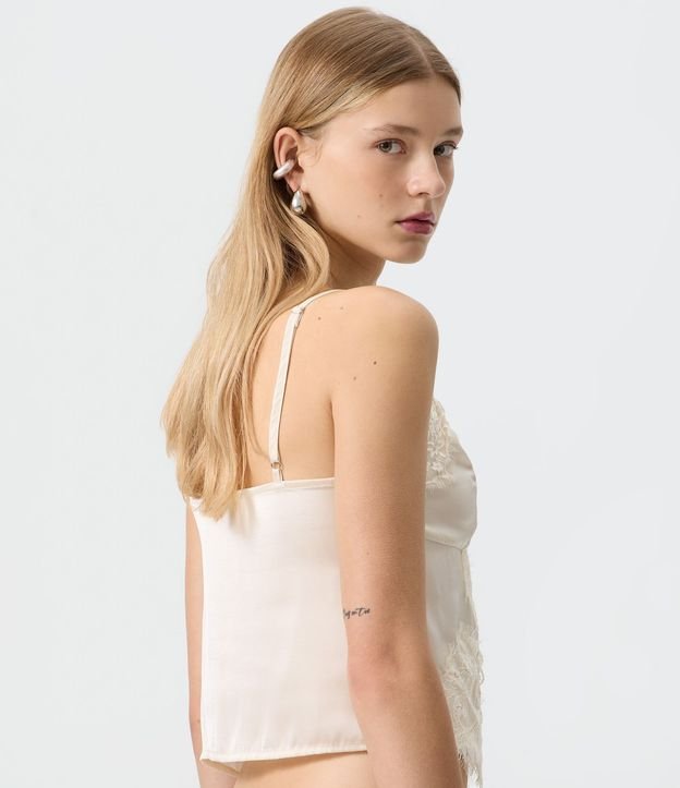 Blusa en Satén con Detalles en Encaje 4