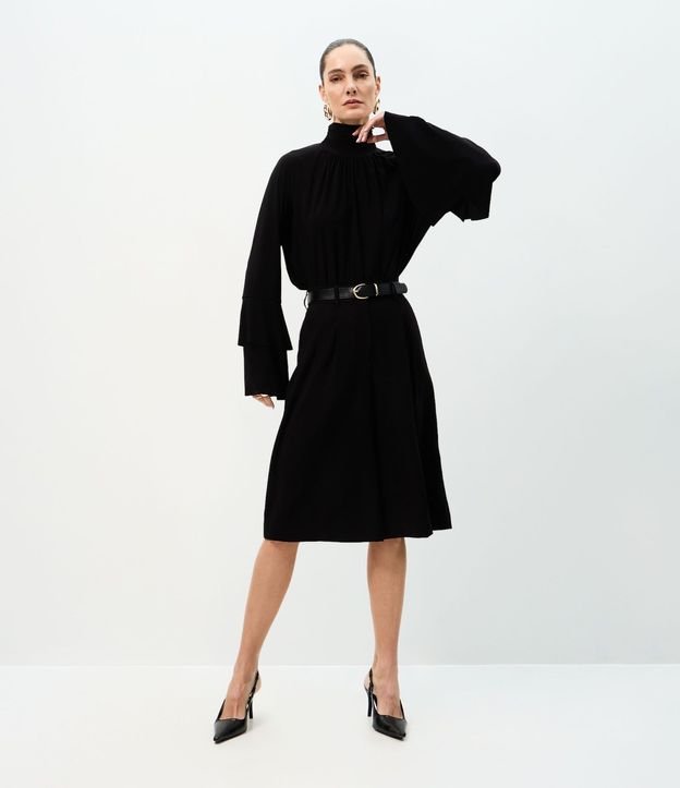 Blusa Bata con Mangas Amplias y Volados en Capas