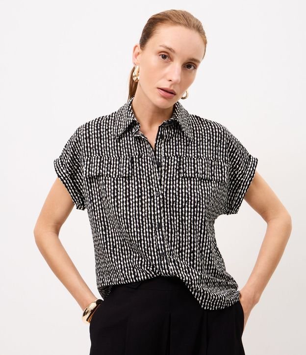 Blusa en Piquet con Estampado Abstracta y Cierre por Botones 1