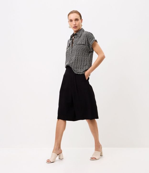 Blusa en Piquet con Estampado Abstracta y Cierre por Botones 2