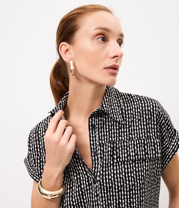 Blusa en Piquet con Estampado Abstracta y Cierre por Botones 3