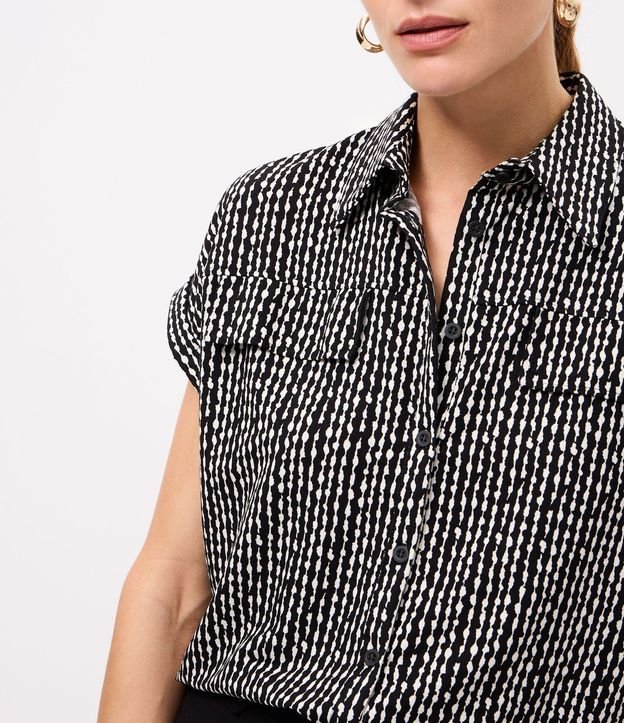 Blusa en Piquet con Estampado Abstracta y Cierre por Botones 4