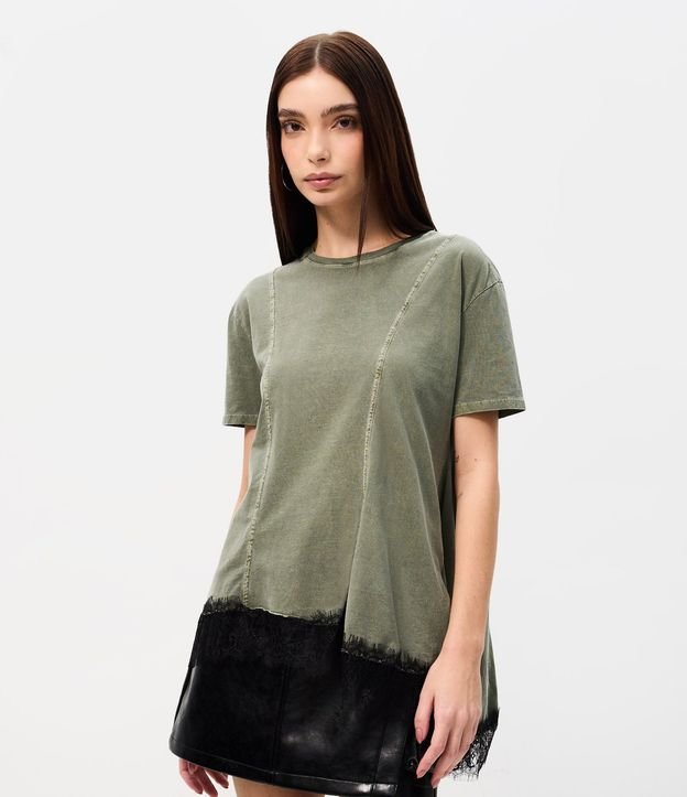 Remera Desteñida en Algodón con Recortes y Bajo de Encaje