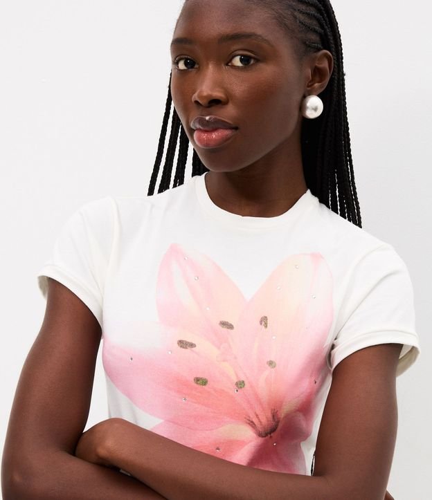 Remera Baby Tee con Estampado Lírio y Aplicación en Pedrerias 3