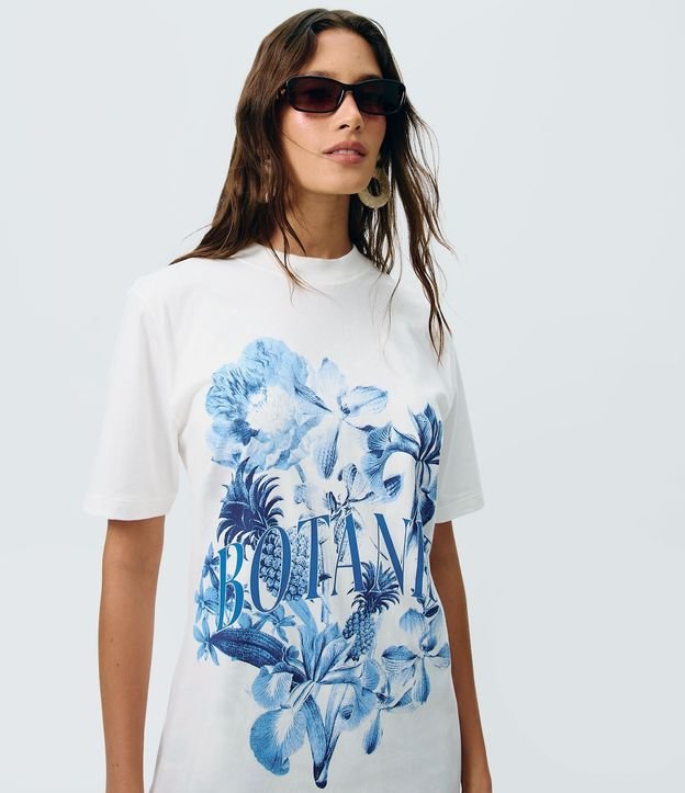 Remera Alargada en Algodón con Estampado Floral y Lettering Botanist
