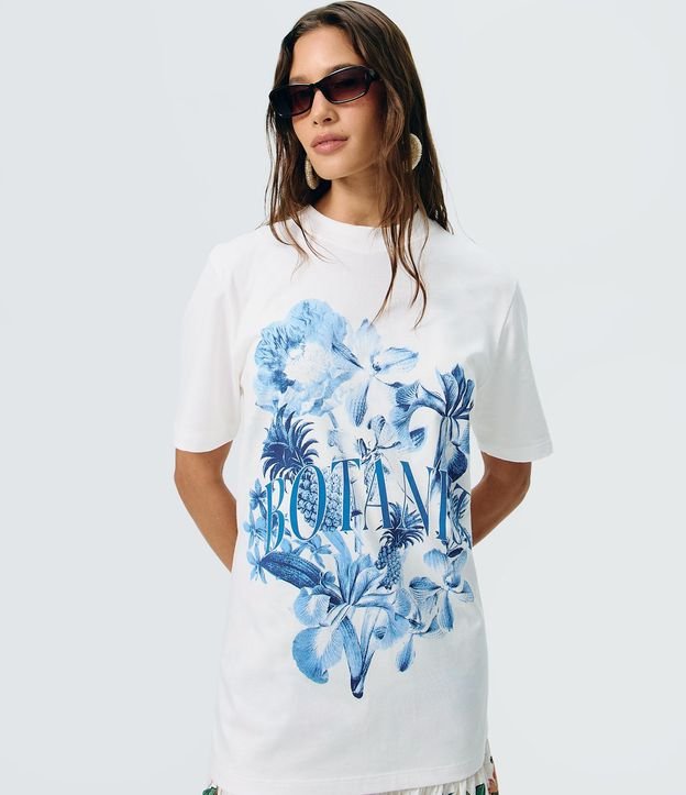 Remera Alargada en Algodón con Estampado Floral y Lettering Botanist 3