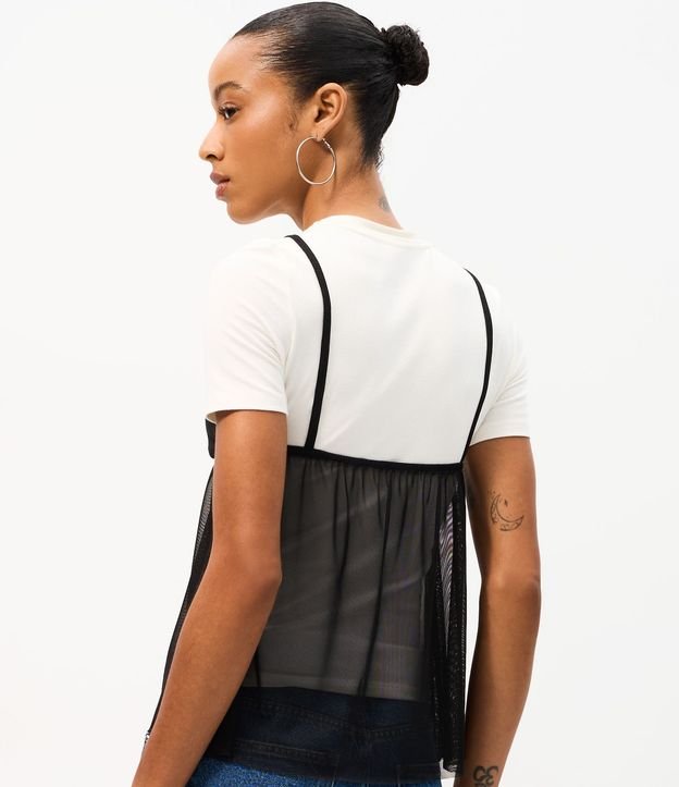 Remera Baby Tee con Superposición de Musculosa Transparente 4