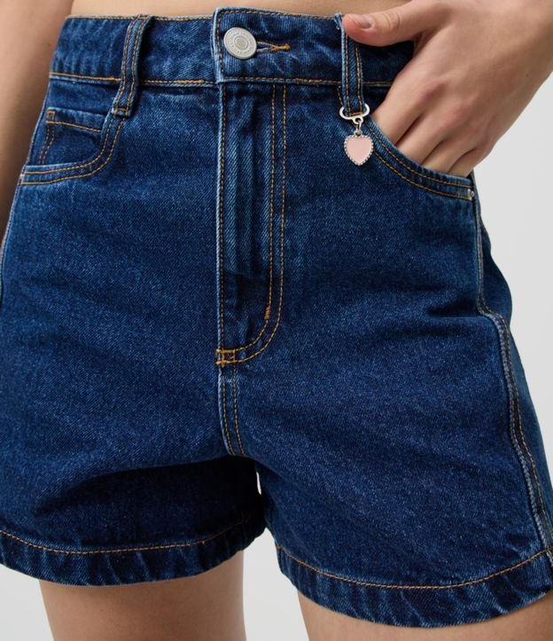 Short Evasê  em Jeans con Adornos de Corazón 3