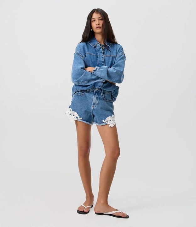 Short en Jeans con Encaje Floral y Terminación Deshilachada