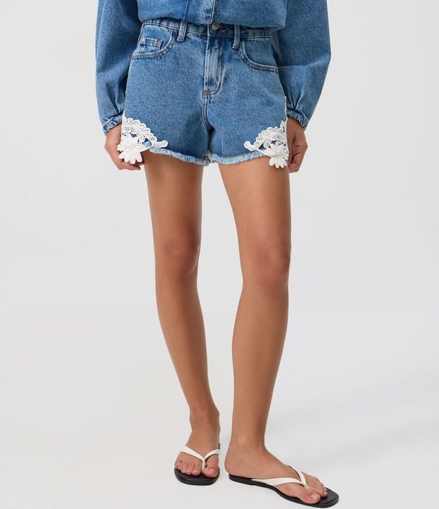 Short en Jeans con Encaje Floral y Terminación Deshilachada 2