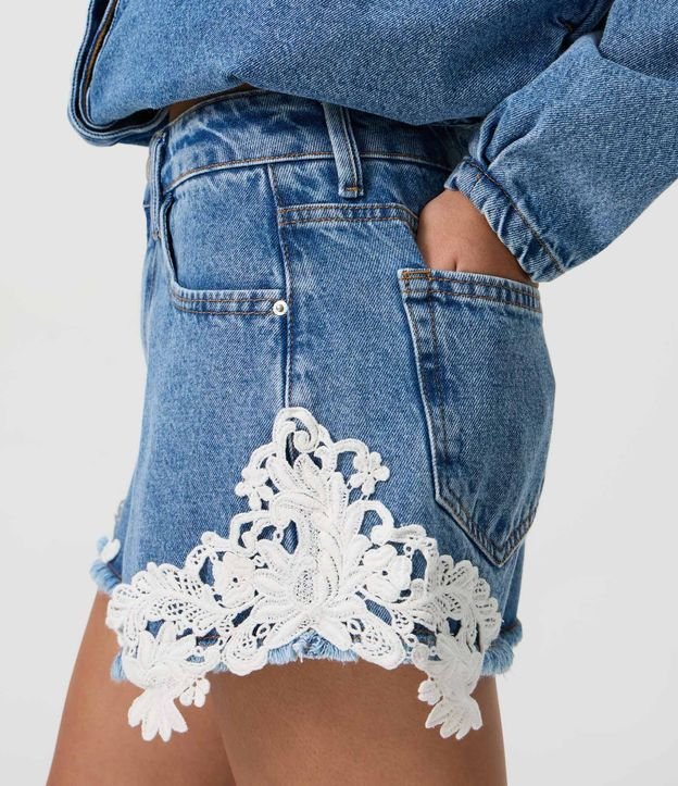 Short en Jeans con Encaje Floral y Terminación Deshilachada 3
