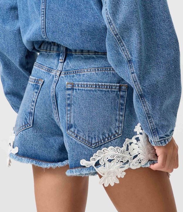 Short en Jeans con Encaje Floral y Terminación Deshilachada 4