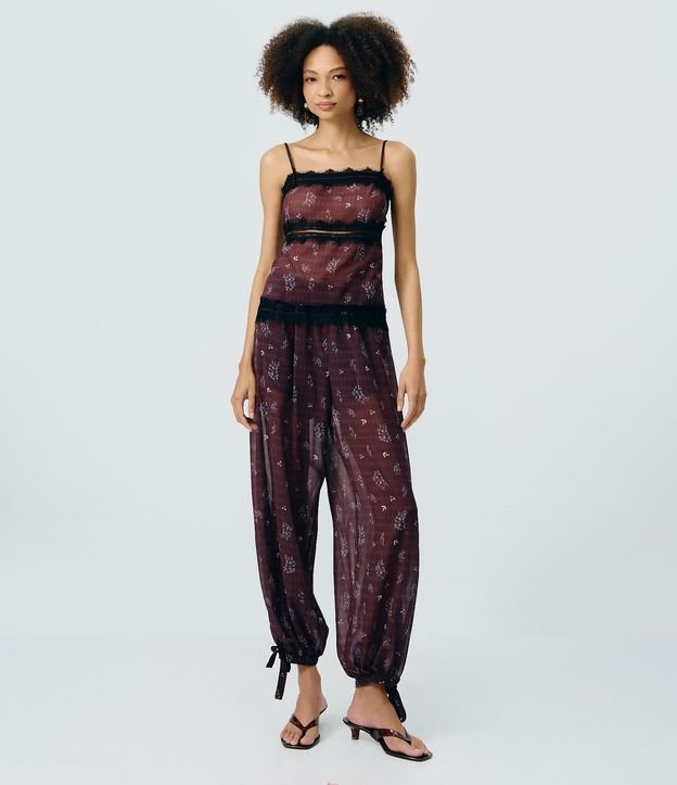 Pantalón en Chiffon con Lazo en el Bajo y Encaje Floral Aplicada