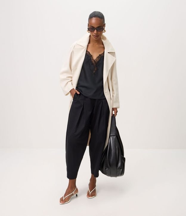 Pantalón Barrel en Sarga con Pliegues y Encajes