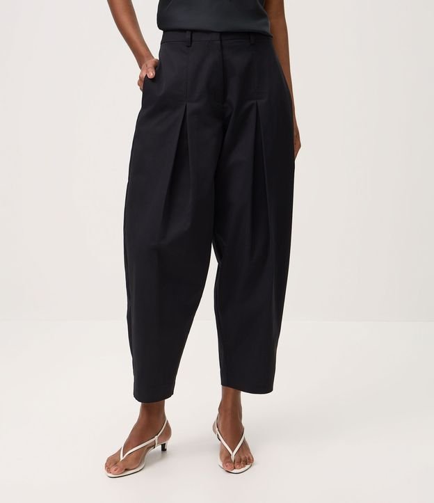 Pantalón Barrel en Sarga con Pliegues y Encajes 2