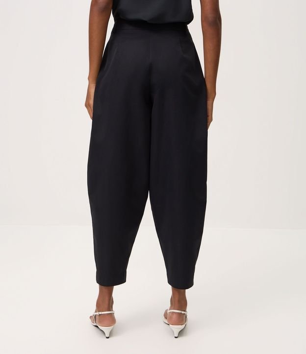Pantalón Barrel en Sarga con Pliegues y Encajes 4
