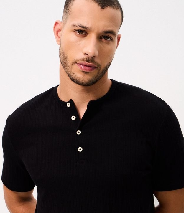 Remera Regular en Algodón Texturizada Henley con Botones 4