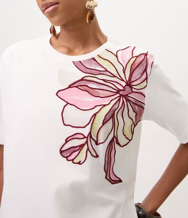 Blusa en Algodón con Bordado Floral Localizado 3
