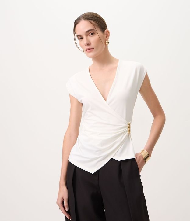 Blusa Traspasada con Adorno Metalizado