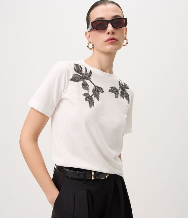 Remera en Algodón con Bordado Floral en los Hombros