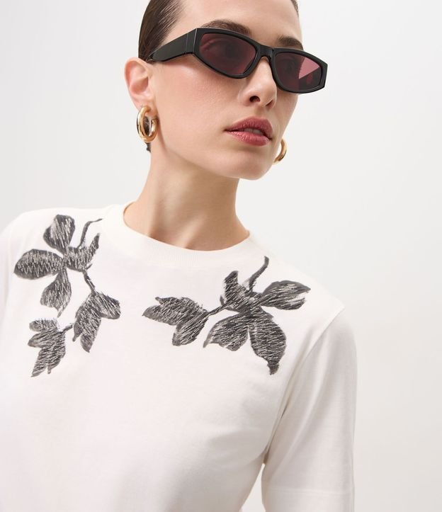 Remera en Algodón con Bordado Floral en los Hombros 3