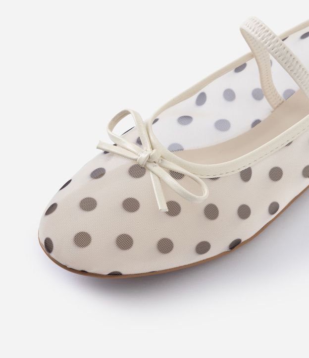 Zapatilla en Tela de Lunares con Punta Redonda y Lazo 7