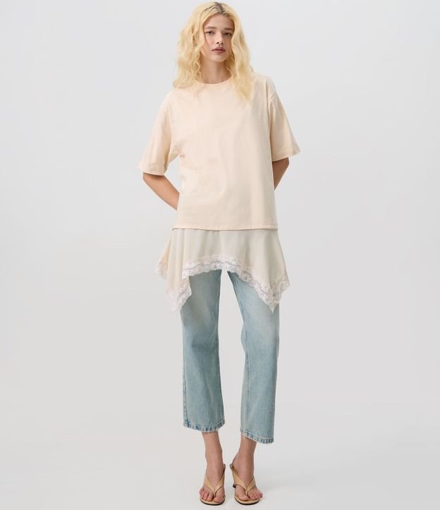 Remera Oversized con Bajo Asimétrico de Encaje 2