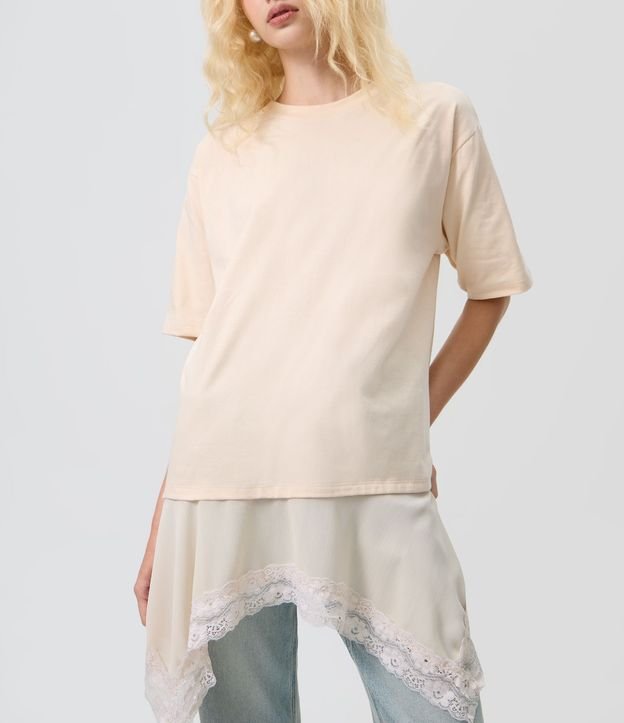 Remera Oversized con Bajo Asimétrico de Encaje 3