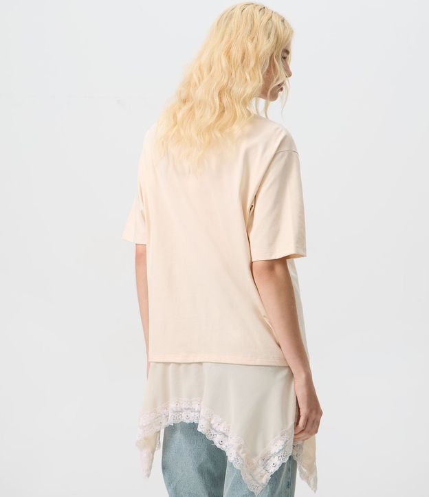 Remera Oversized con Bajo Asimétrico de Encaje 4