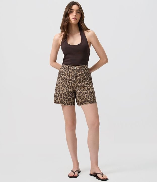 Short Relaxed en Sarga con Estampa de Animal Print y Tachuelas 2