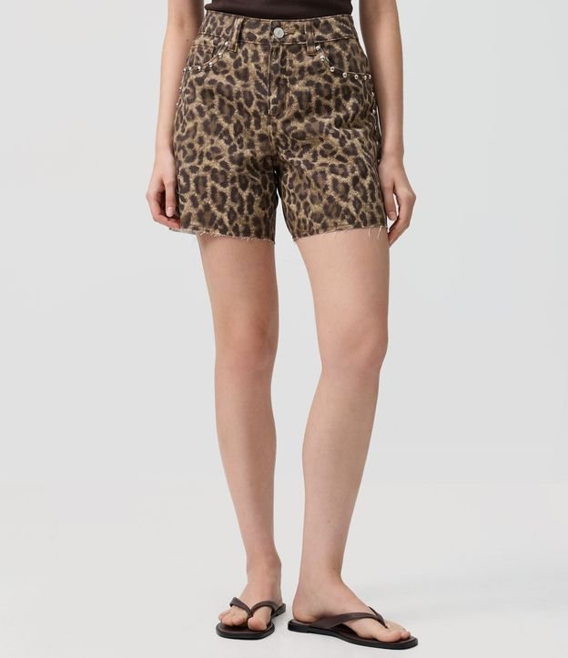 Short Relaxed en Sarga con Estampa de Animal Print y Tachuelas 3