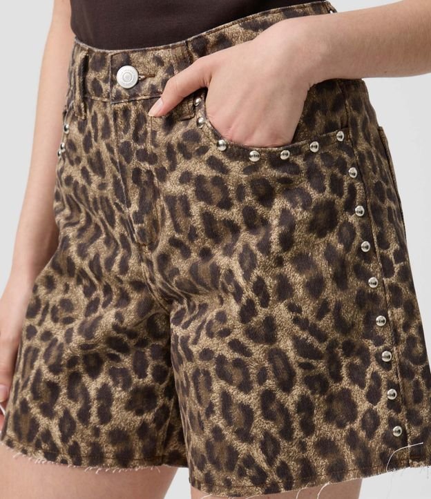 Short Relaxed en Sarga con Estampa de Animal Print y Tachuelas 4