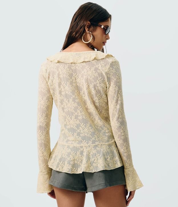 Blusa en Encaje con Volados y Lazo Delantero 4
