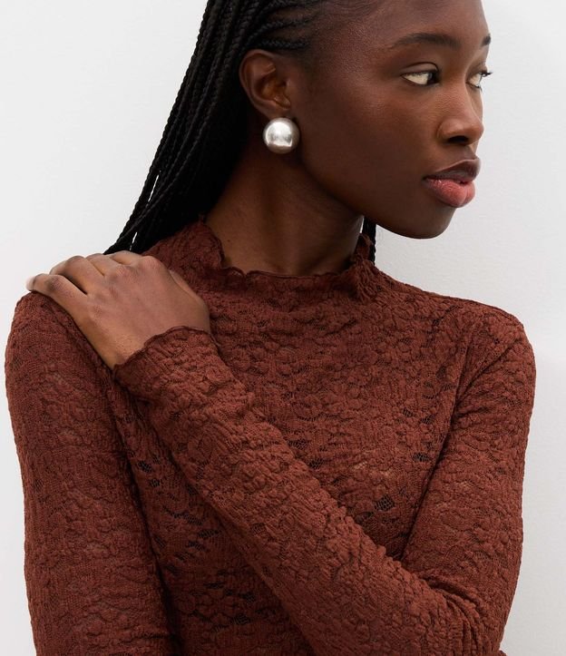 Blusa Segunda Piel en Encaje con Cuello Alto 3