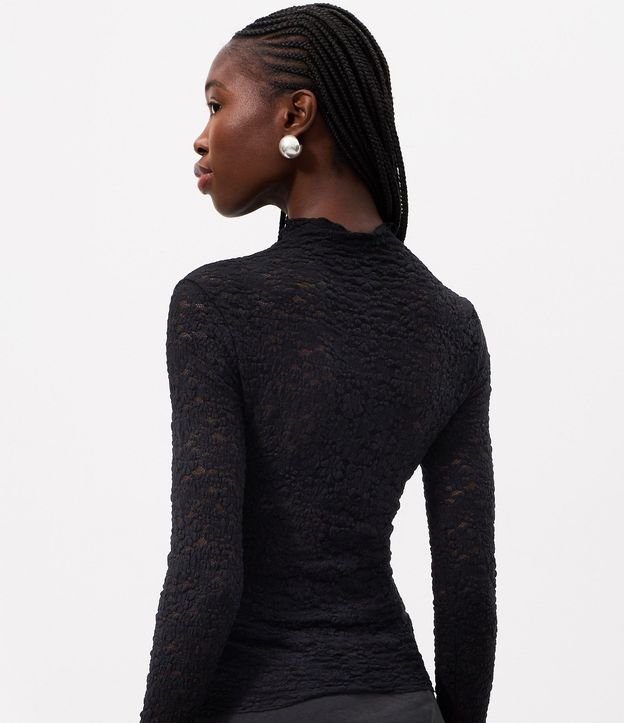Blusa Segunda Piel en Encaje con Cuello Alto 4