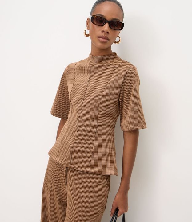 Blusa en Ponto Roma con Estampa de Cuadros y Recortes Estructurados 1