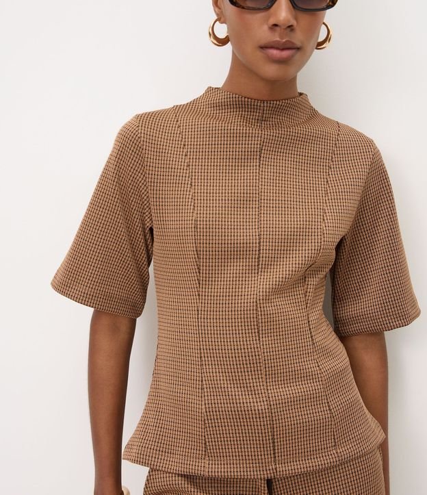 Blusa en Ponto Roma con Estampa de Cuadros y Recortes Estructurados 3