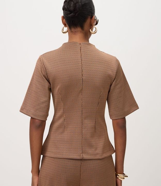 Blusa en Ponto Roma con Estampa de Cuadros y Recortes Estructurados 4