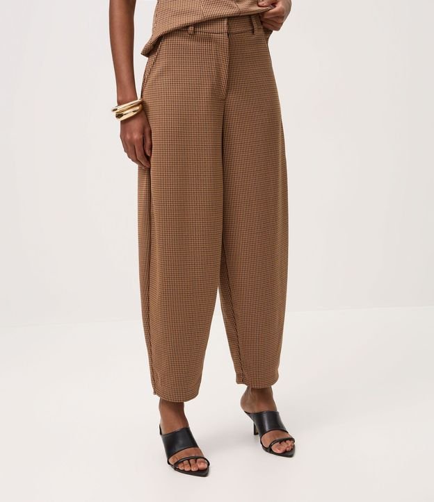 Pantalón Barrel en Punto Roma con Estampado de Cuadros 3